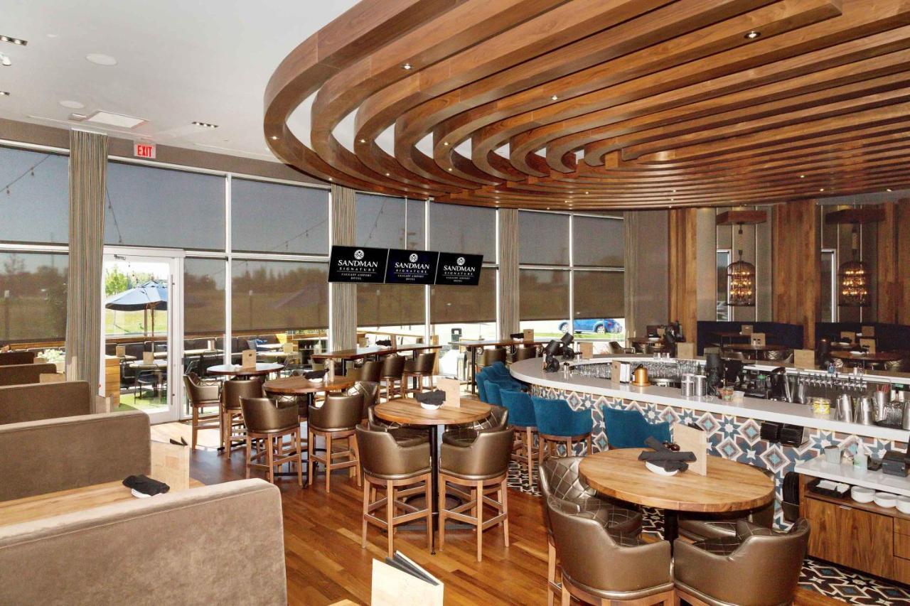 Sandman Signature Calgary Airport Hotel Exterior photo