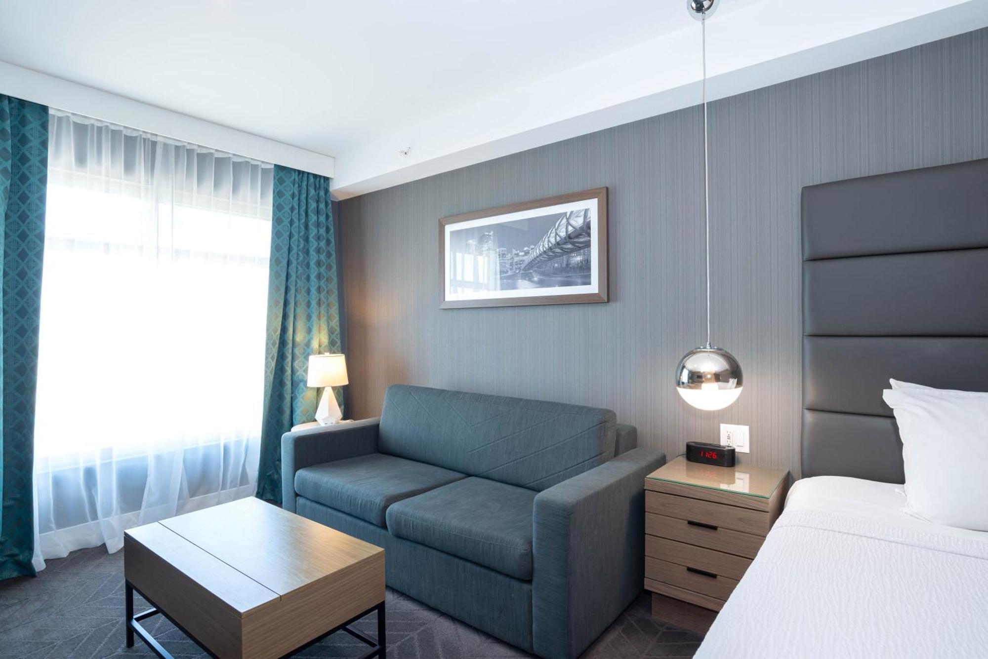 Sandman Signature Calgary Airport Hotel Exterior photo