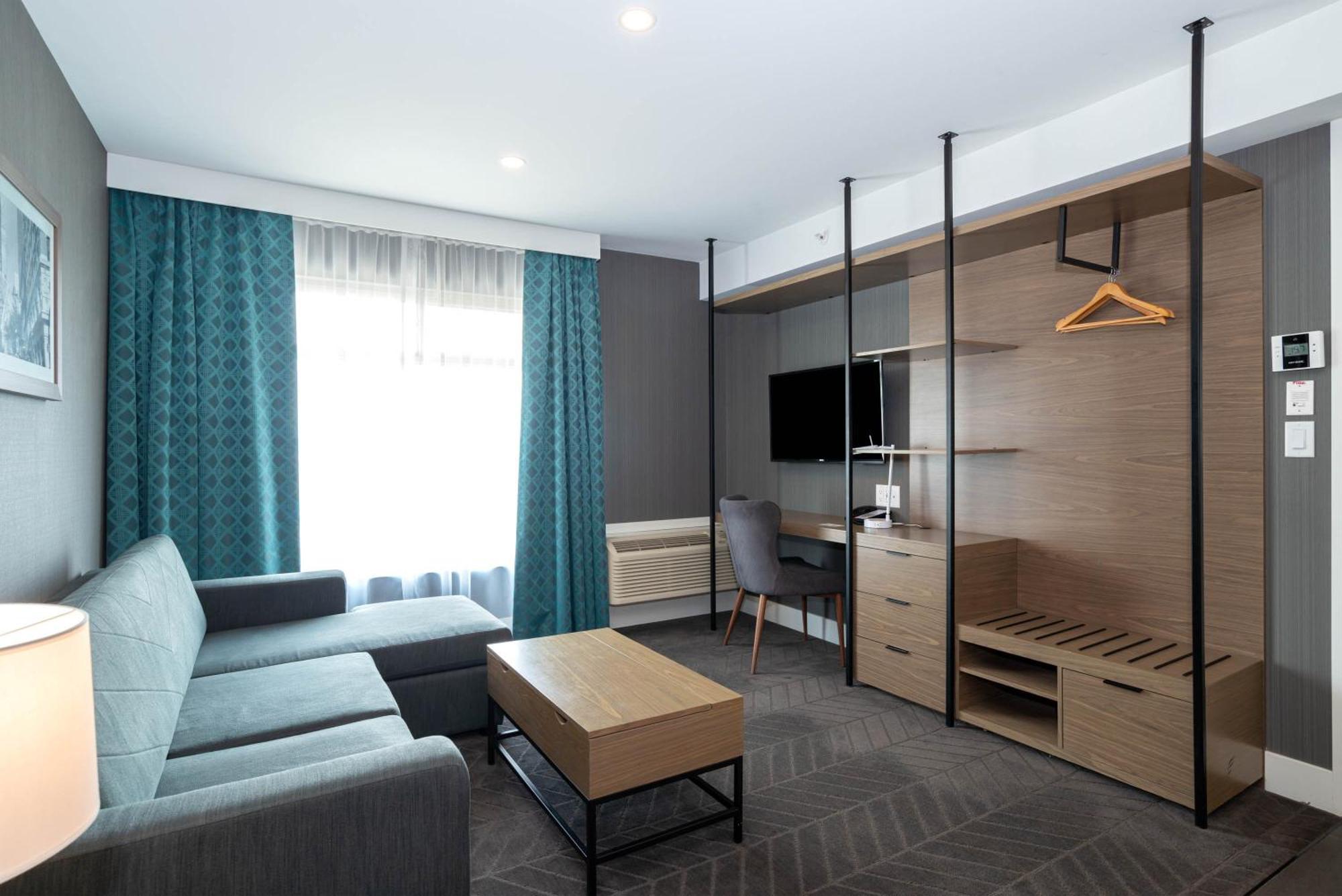 Sandman Signature Calgary Airport Hotel Exterior photo