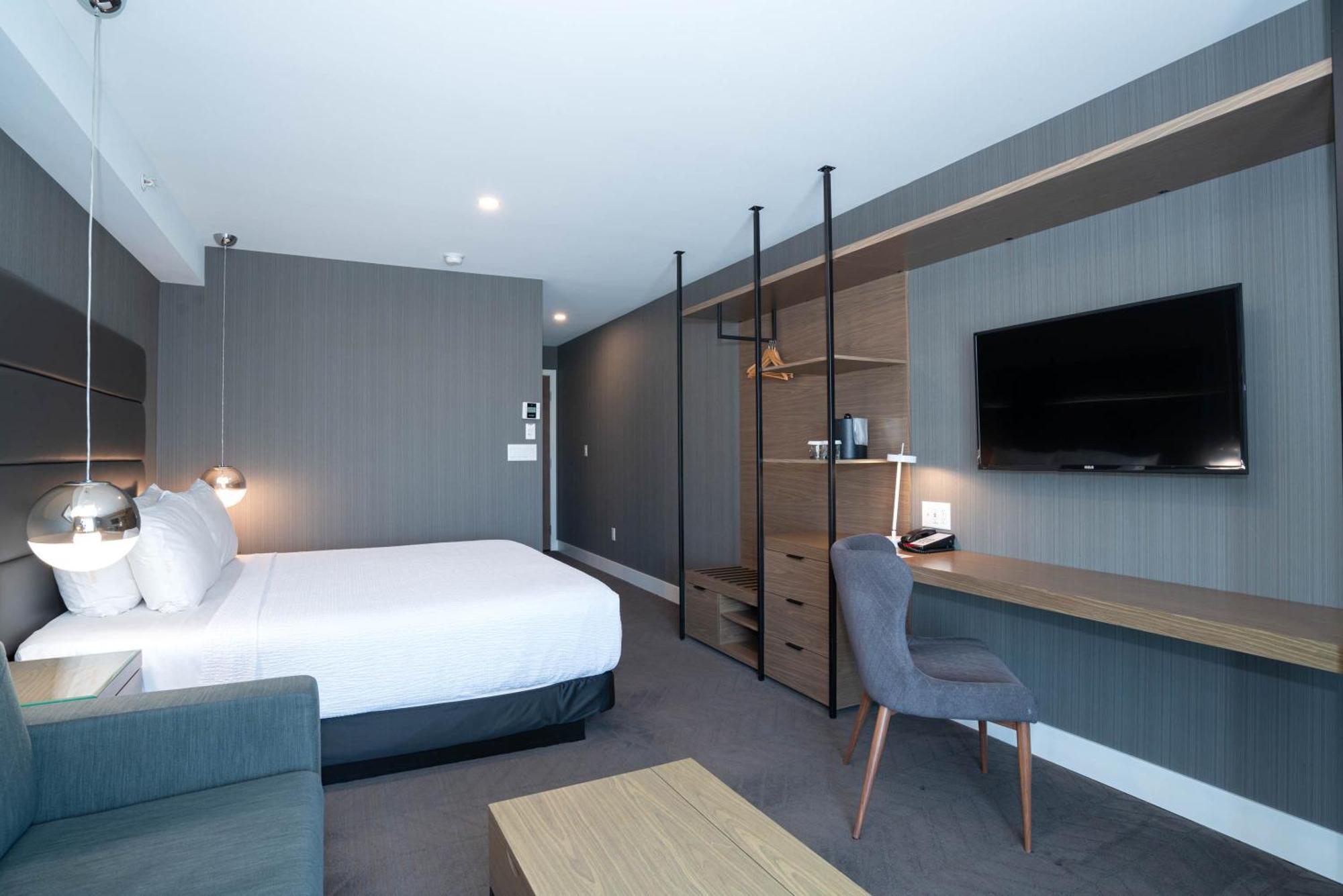 Sandman Signature Calgary Airport Hotel Exterior photo