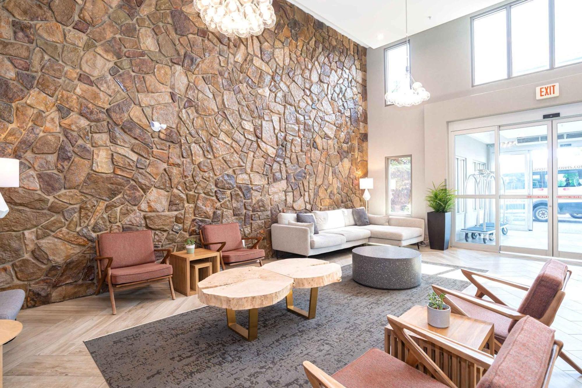 Sandman Signature Calgary Airport Hotel Exterior photo