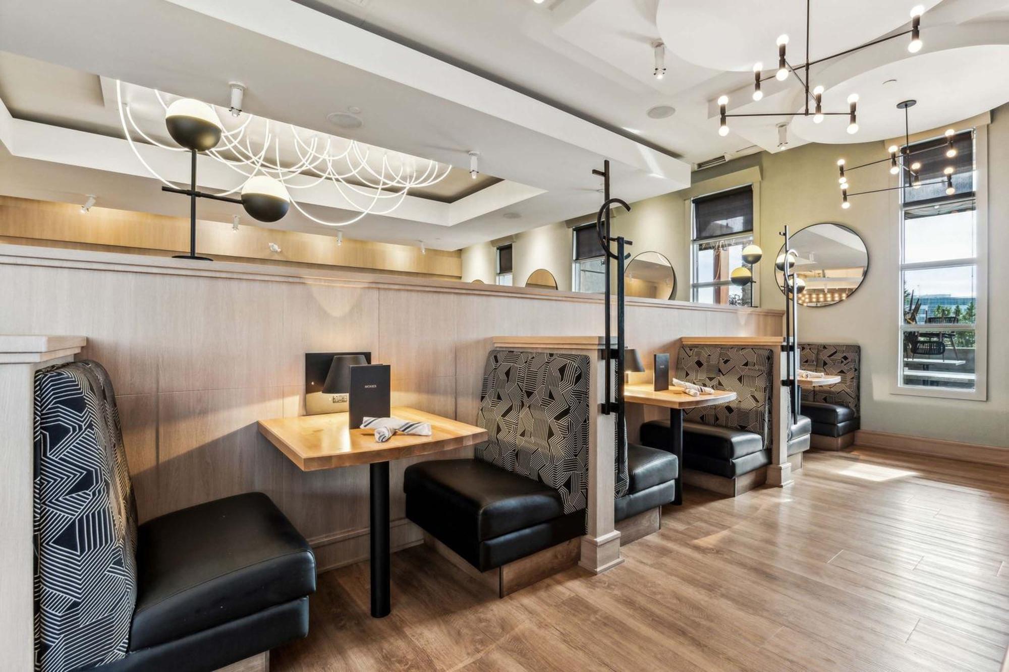 Sandman Signature Calgary Airport Hotel Exterior photo